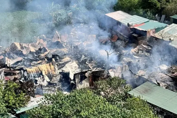Hiện trường dãy nhà trọ tan hoang sau khi “bà hỏa” ghé