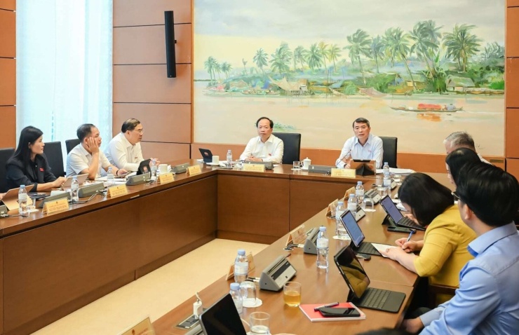 Quang cảnh phiên thảo luận tại tổ 3 chiều 18/10.