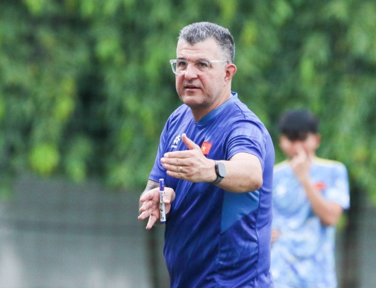HLV Cristiano Roland hiện đang dẫn dắt U17 Việt Nam. Ảnh: VFF