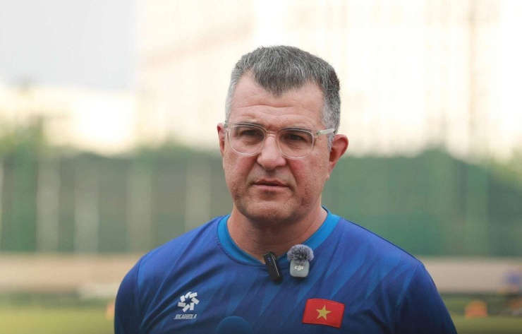 HLV Cristiano Roland được đánh giá có đủ tài năng và tâm huyết. Ảnh: VFF