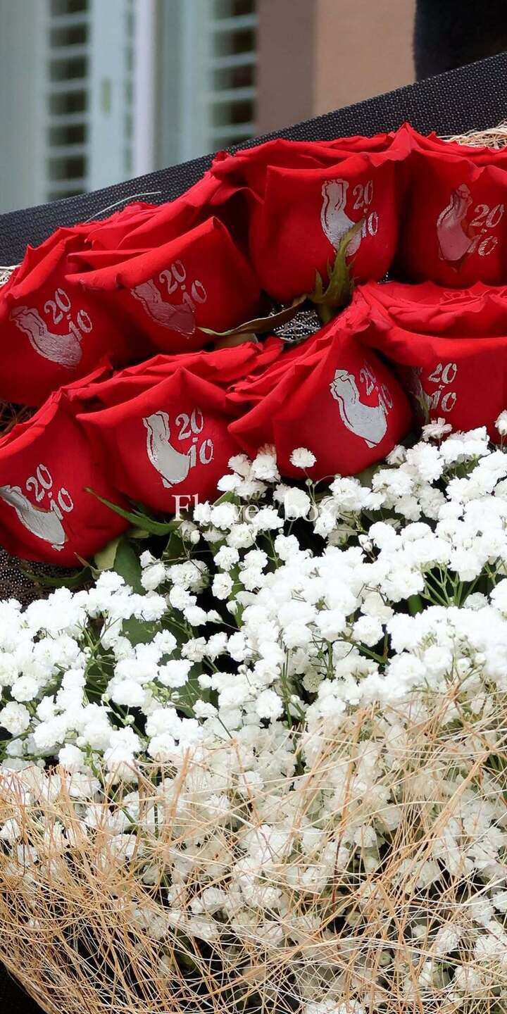 Hoa in hình ảnh người phụ nữ Việt Nam mặc áo dài. (Ảnh: Flower box)