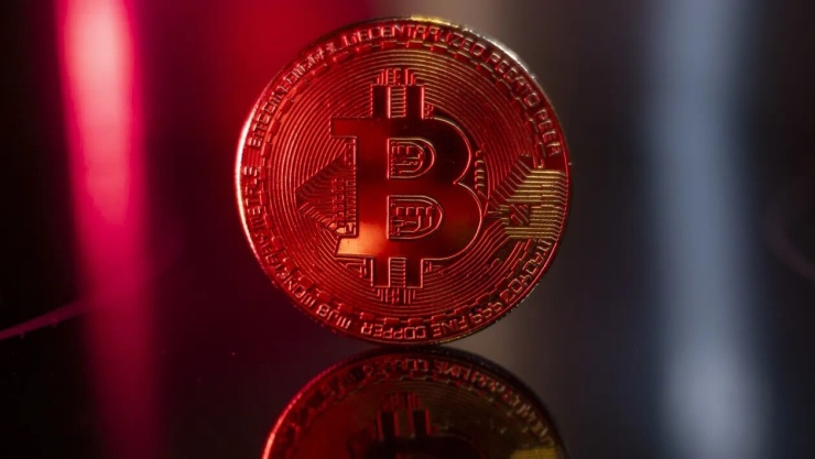 Một đồng xu biểu trưng của Bitcoin. Ảnh: CNBC