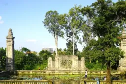 Bí ẩn lăng hoàng hậu giữa đồng bằng Huế và lời truyền ‘công hầu bất tuyệt’