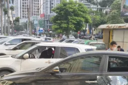 Công an vào cuộc xác minh loạt ô tô bị đập vỡ kính trước chung cư