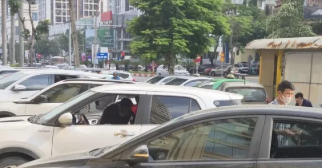 Công an vào cuộc xác minh loạt ô tô bị đập vỡ kính trước chung cư