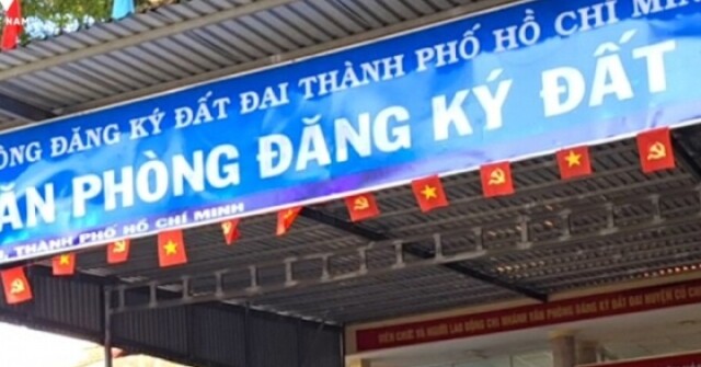 TP.HCM: "Cò dịch vụ" hét giá 45 triệu đồng làm sổ đỏ nhanh trong 3 ngày