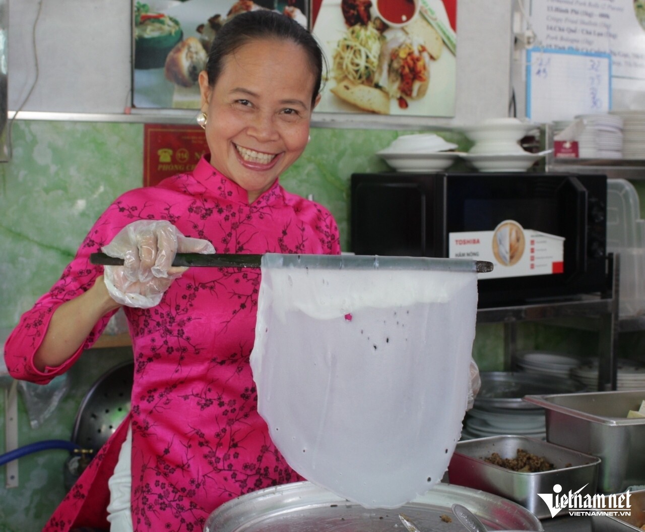 Bà Loan, chủ quán cho biết quán bánh có từ năm 1961