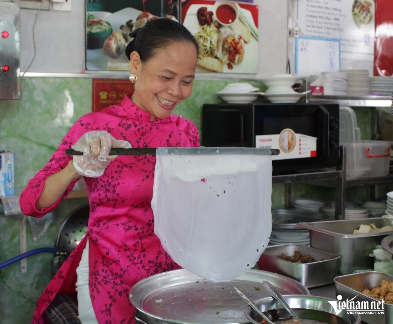 Bà Loan, chủ quán cho biết quán bánh có từ năm 1961