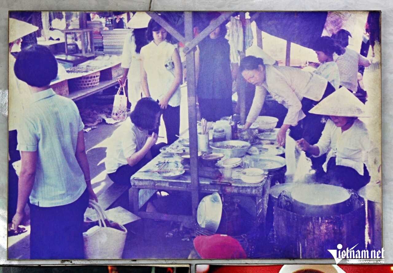 Cụ Cà cùng sạp bánh của mình trong quá khứ. Ảnh chụp lại