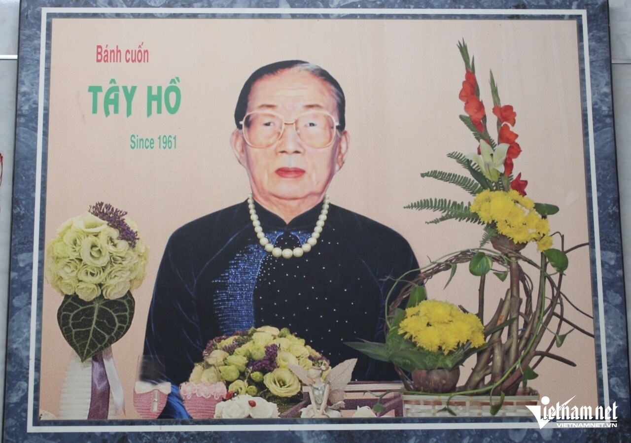 Cụ Cà cùng sạp bánh của mình trong quá khứ. Ảnh chụp lại