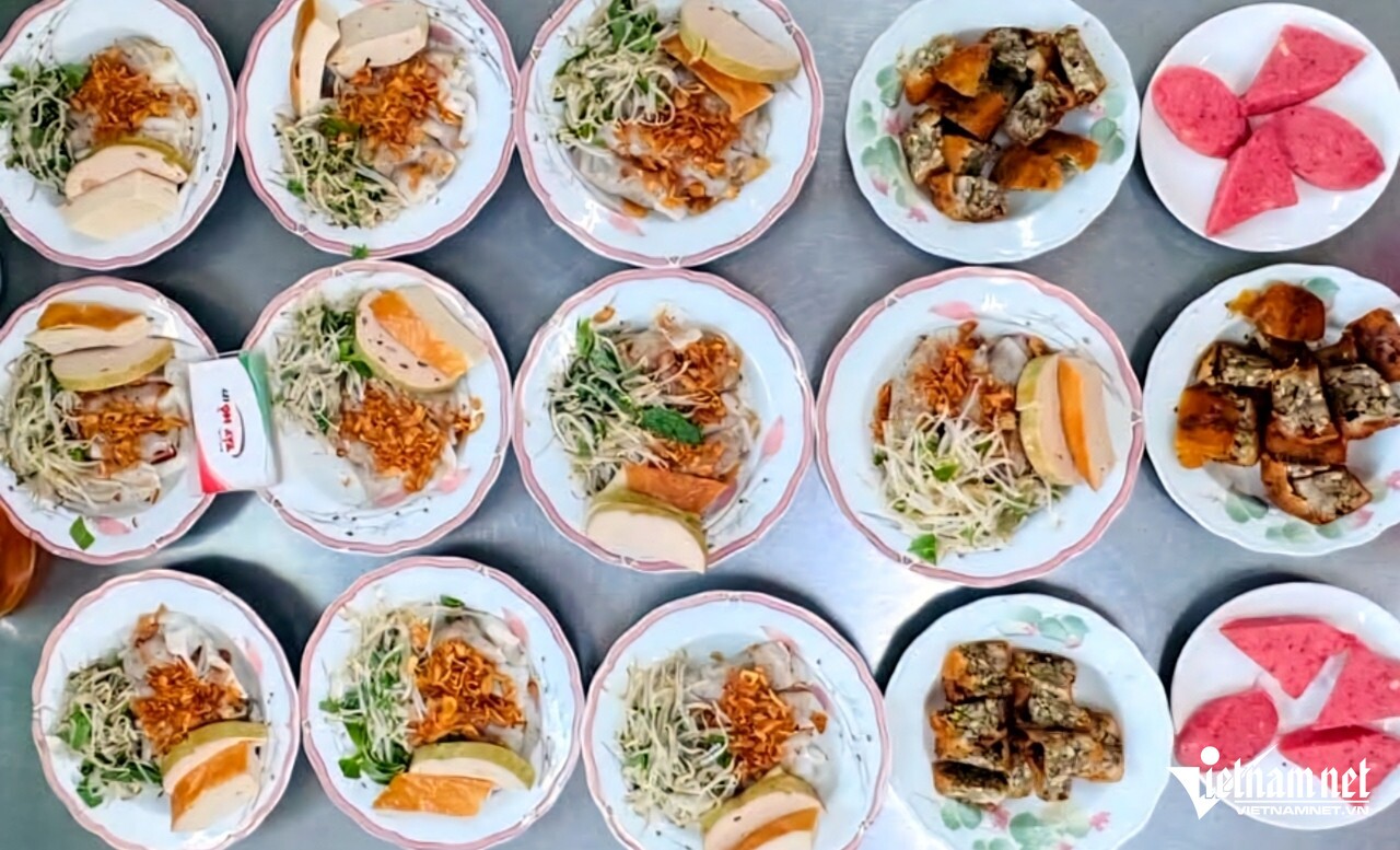 Tùy loại nhân, các món bánh tại đây có giá từ 40.000-72.000 đồng/phần