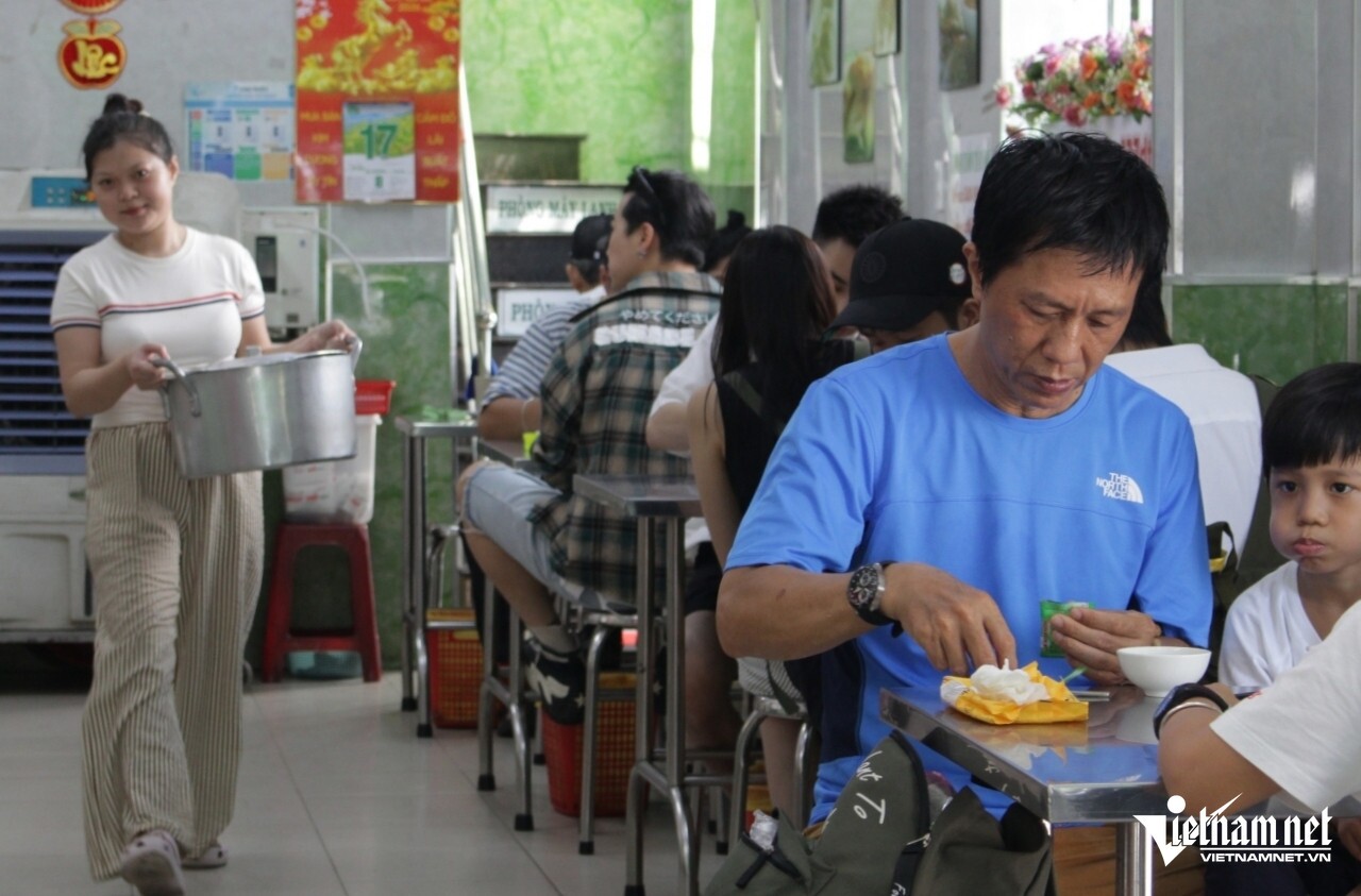 Quán bánh luôn đông khách từ sáng đến đêm