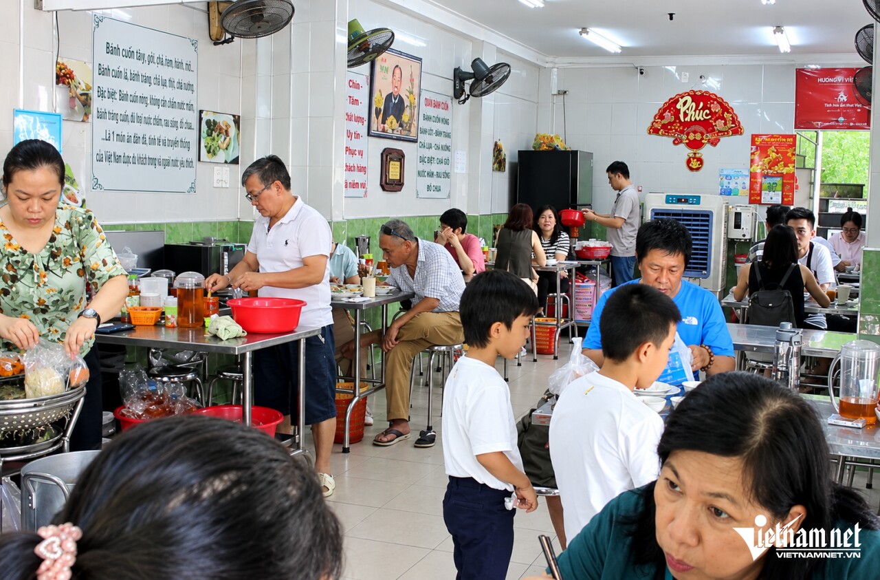 Quán bánh luôn đông khách từ sáng đến đêm