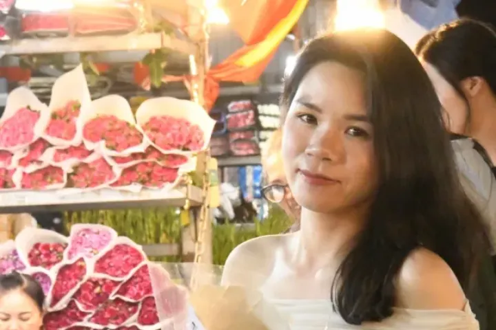 Du khách 'lạc bước' trong chợ hoa lớn nhất Hà Nội lúc rạng sáng