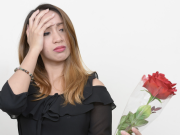 Nhiều năm tôi tự mua quà 20/10 cho hai mẹ rồi nói là chồng gửi