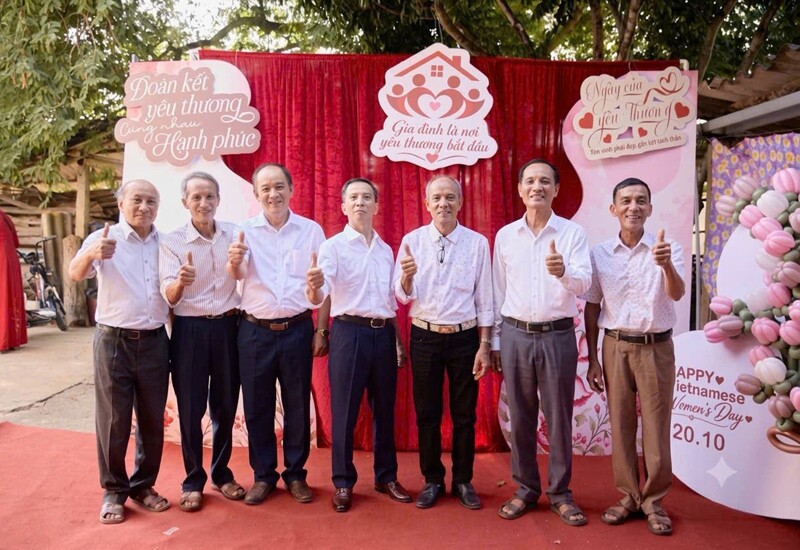 12 chị em ruột trong gia đình 