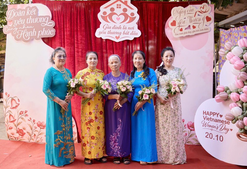 12 chị em ruột trong gia đình 