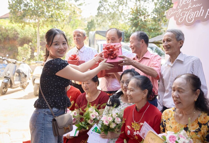 Buổi lễ vui vẻ, có người xúc động rơi nước mắt 