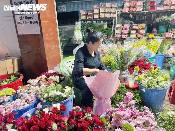 Giá hoa tươi dịp 20/10 tại TP.HCM khá rẻ so với mọi năm. (Ảnh: Nguyễn Liến)