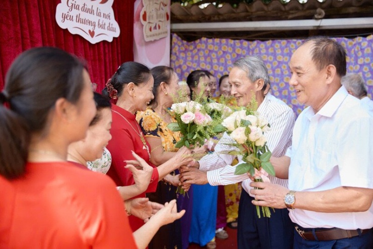 Các ông chồng đem hoa tặng vợ 