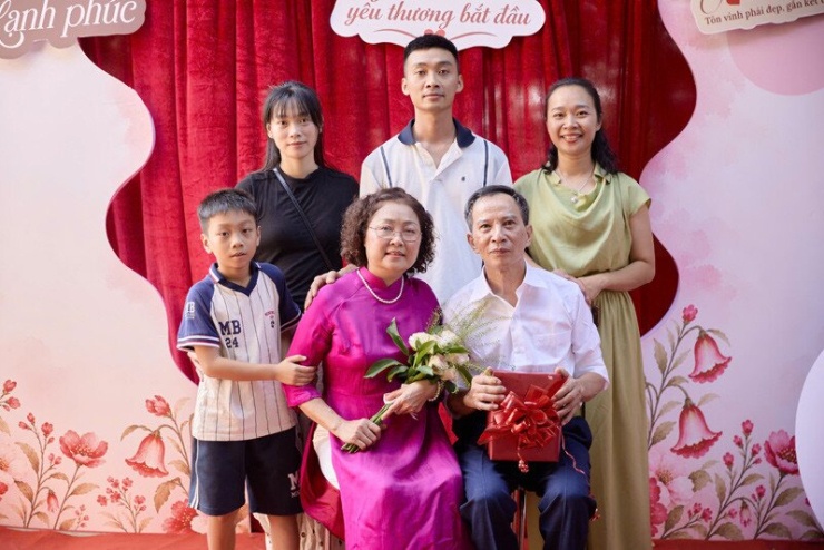 Thanh (áo đen) bên gia đình chồng 
