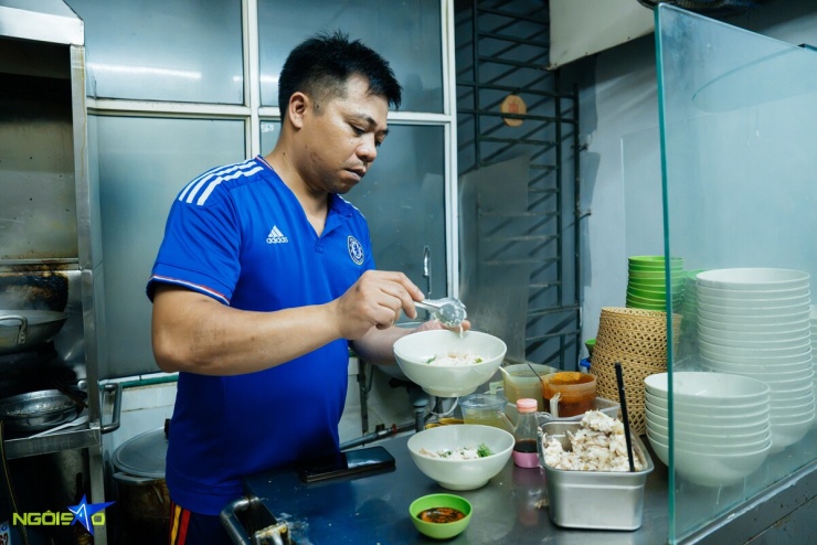Quán cháo cá bán xuyên đêm 30 năm núp trong hẻm phố cổ Hà Nội - 2