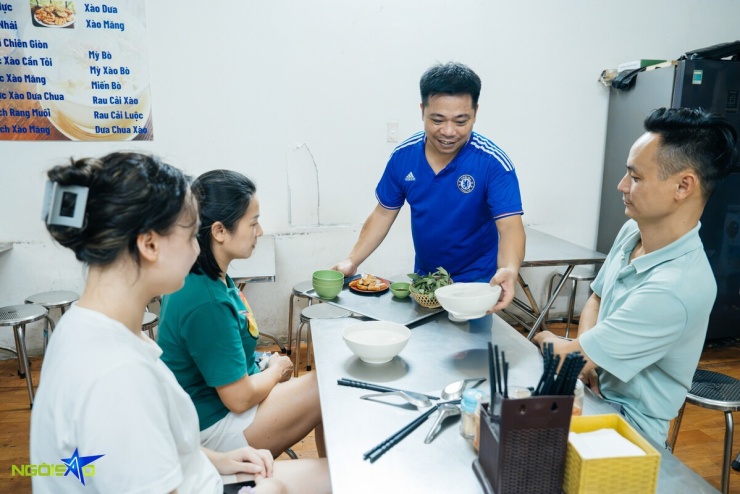 Quán cháo cá bán xuyên đêm 30 năm núp trong hẻm phố cổ Hà Nội - 6