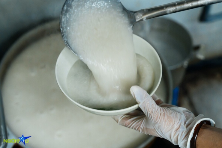 Quán cháo cá bán xuyên đêm 30 năm núp trong hẻm phố cổ Hà Nội - 4