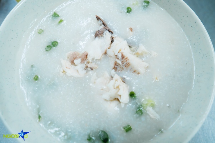 Quán cháo cá bán xuyên đêm 30 năm núp trong hẻm phố cổ Hà Nội - 9