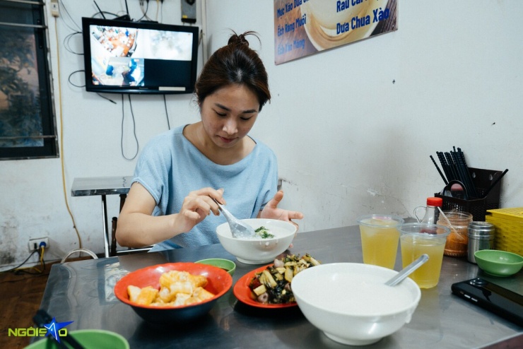 Quán cháo cá bán xuyên đêm 30 năm núp trong hẻm phố cổ Hà Nội - 11