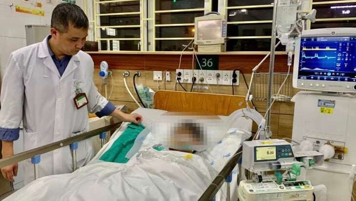 Bác sĩ Nguyễn Trung Nguyên, Giám đốc Trung tâm chống độc (Bệnh viện Bạch Mai) theo dõi người bệnh nghi ngộ độc khí clo vào năm 2024. Ảnh: BVCC