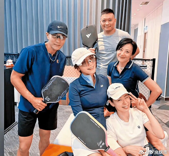 Lưu Khải Uy và bạn gái trong nhóm pickleball. Ảnh: Weibo