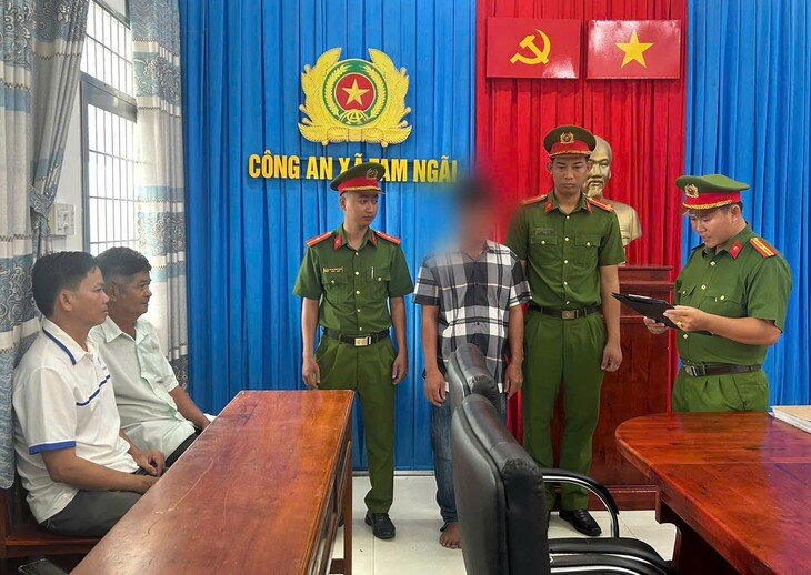 Cơ quan Công an thi hành lệnh bắt bị can Trần Văn Thanh Hải. Ảnh: Công an tỉnh Vĩnh Long