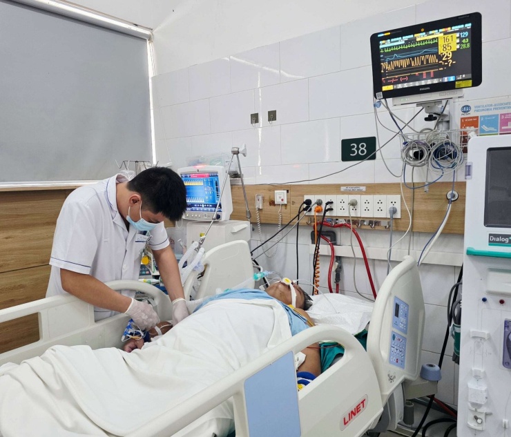 Nhân viên y tế Bệnh viện Bạch Mai tích cực hồi sức cho người bệnh ngộ độc khí clo. Ảnh: BVCC
