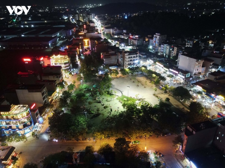Tối 20/10, công viên Lãm Làng, phường Nam Sơn, thành phố Bắc Ninh duy trì không khí sinh hoạt đông vui, nhộn nhịp nhưng trật tự, nền nếp. Người dân thong thả tản bộ, các gia đình đưa con nhỏ đến vui chơi. Nhiều thanh niên tập luyện thể dục, thể thao và giao lưu sau giờ làm việc.
