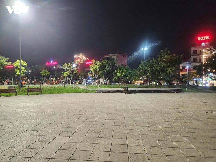 Đáng chú ý, tình trạng sử dụng loa kéo phát nhạc với âm lượng lớn hay các nhóm nhảy mặc trang phục mô phỏng động vật không còn xuất hiện như những hình ảnh từng lan truyền trên mạng xã hội trước đó.