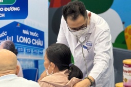 “Bác sĩ ngay đây, An tâm từ đây”: Hàng trăm người dân tầm soát miễn phí, tư vấn sức khỏe cùng bác sĩ ngay tại nhà thuốc Long Châu