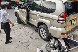 Hà Nội: Ô tô lùi trên đường Lê Duẩn, cuốn xe máy chở hai phụ nữ vào gầm