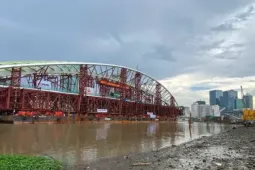 Cầu đi bộ hình lá dừa qua sông Sài Gòn hợp long như thế nào?