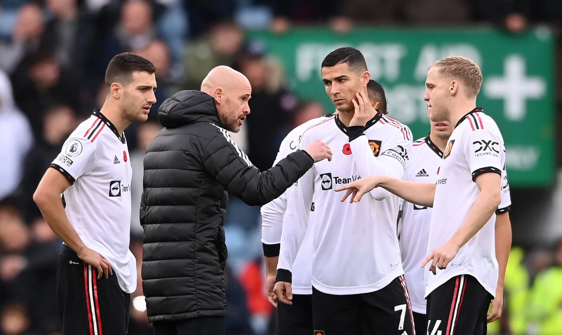 Ten Hag không hài lòng với cung cách tập luyện của Ronaldo, lẫn việc Ronaldo xui đồng đội không tập hết sức