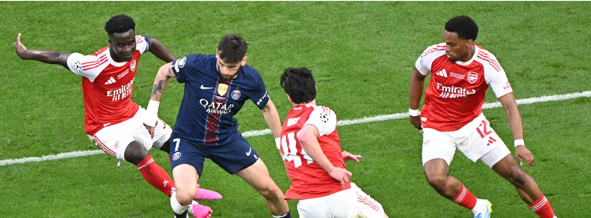 Kvaratskhelia bị vây bắt bởi 3 cầu thủ Arsenal trong khu cấm địa