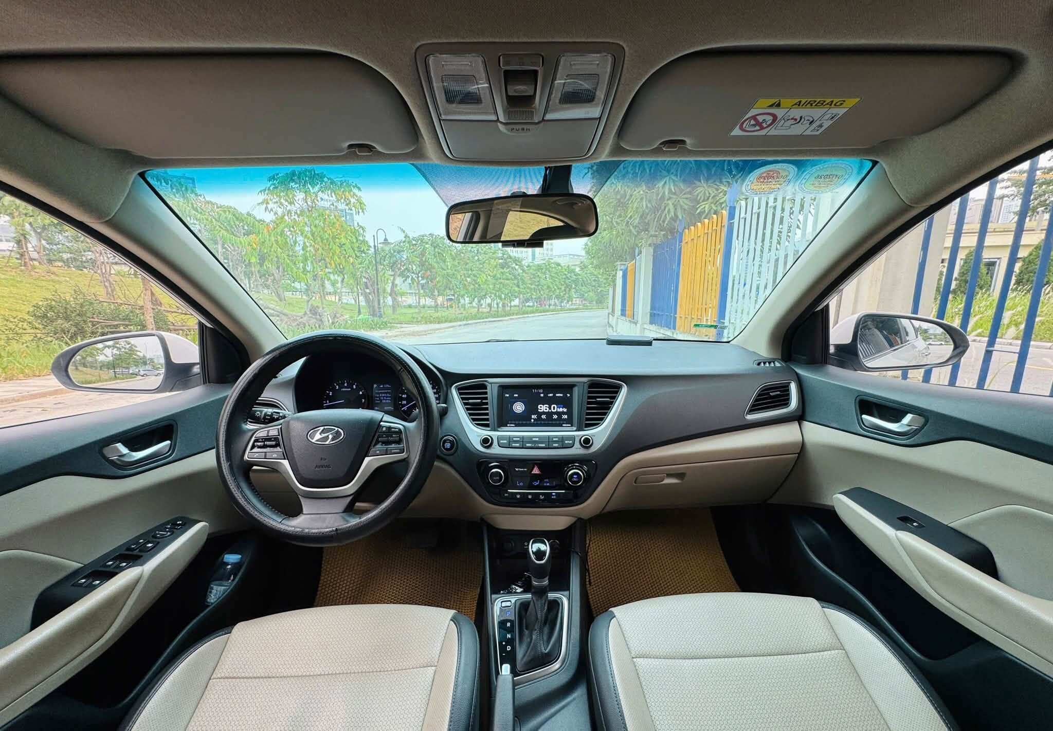 Hyundai Accent là cách bố trí khoang lái tương đối thân thiện với người dùng phổ thông.