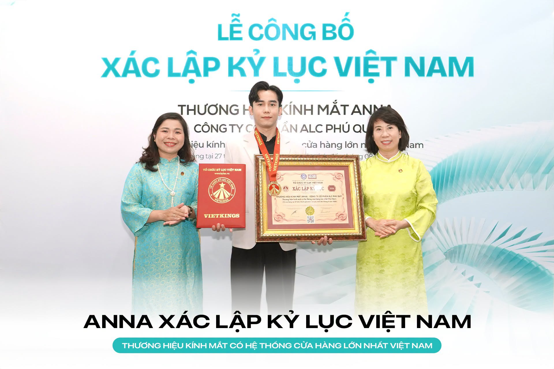 Đại diện Kính mắt Anna nhận bằng chứng nhận Kỷ lục Việt Nam