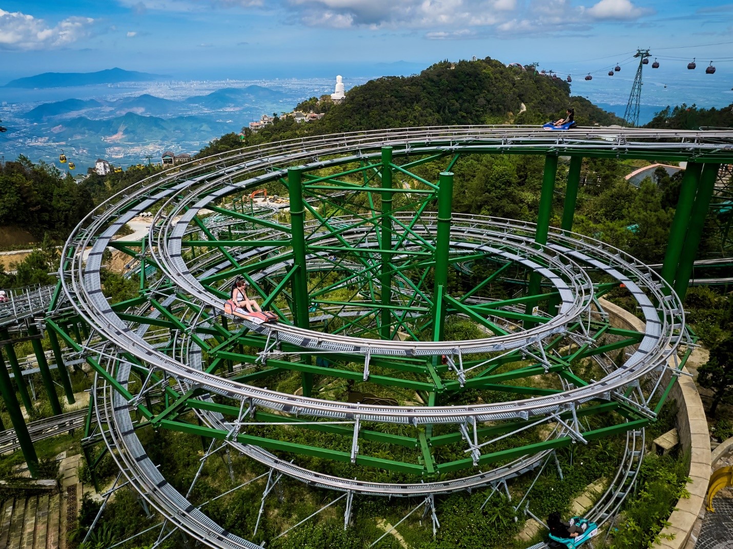 Trải nghiệm máng trượt Alpine Coaster thu hút mọi du khách tại Sun World Ba Na Hills