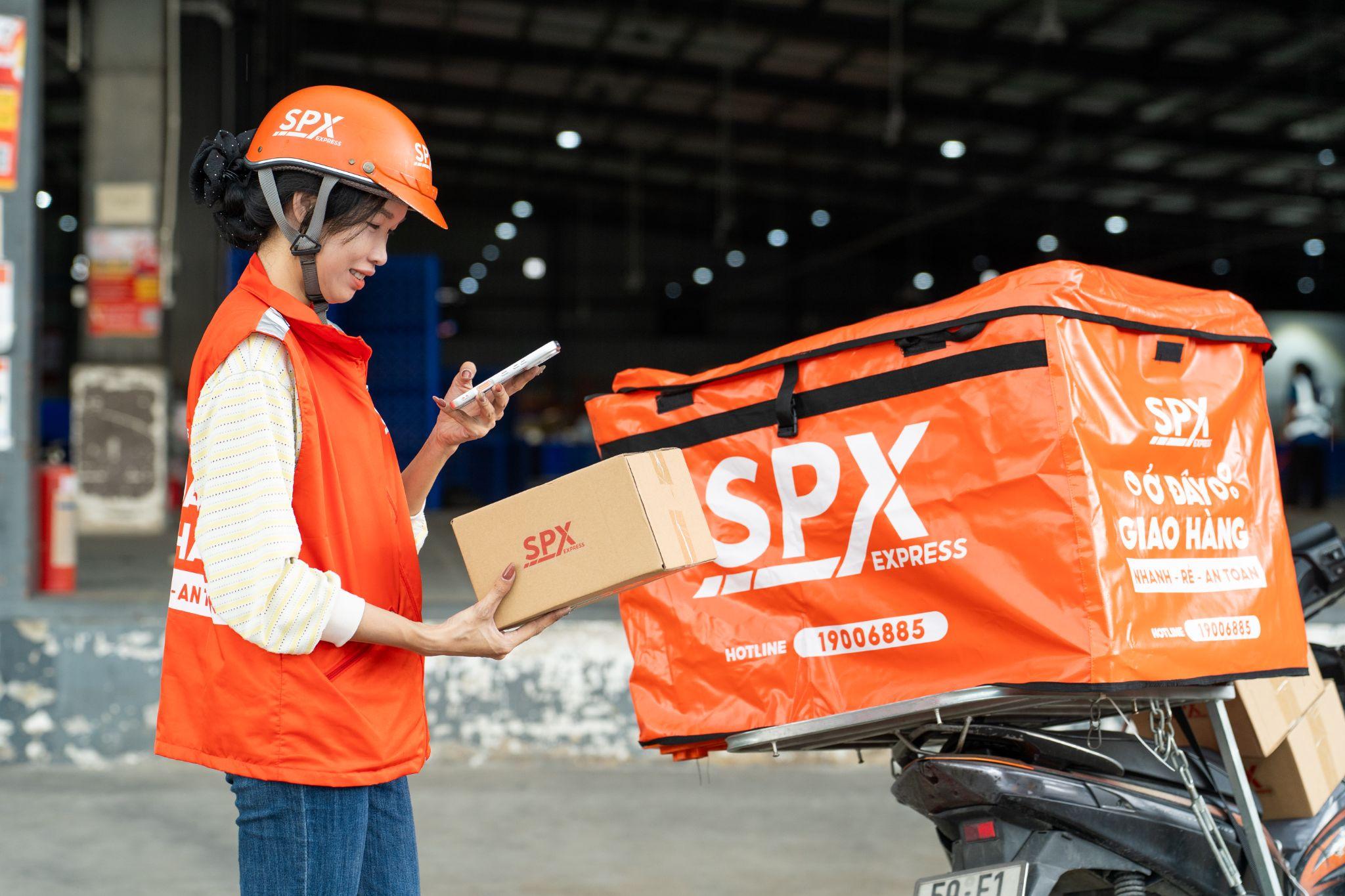 Chị Nguyễn Thị Hải Trầm khảo sát tuyến và sắp xếp thứ tự giao đơn trước mỗi chuyến hàng hỏa tốc.