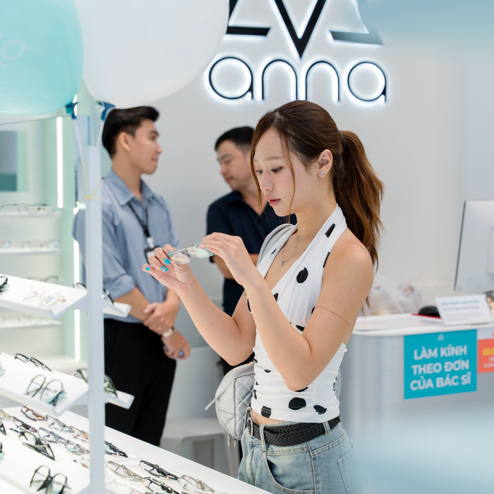 Không gian mua sắm hiện đại, trẻ trung tại cửa hàng Kính mắt Anna