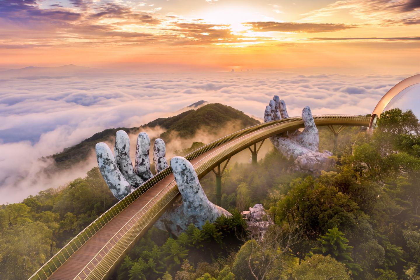Cầu Vàng biểu tượng giữa mây ngàn là điểm hẹn săn mây ngoạn mục không thể bỏ lỡ vào mỗi sớm ban mai.