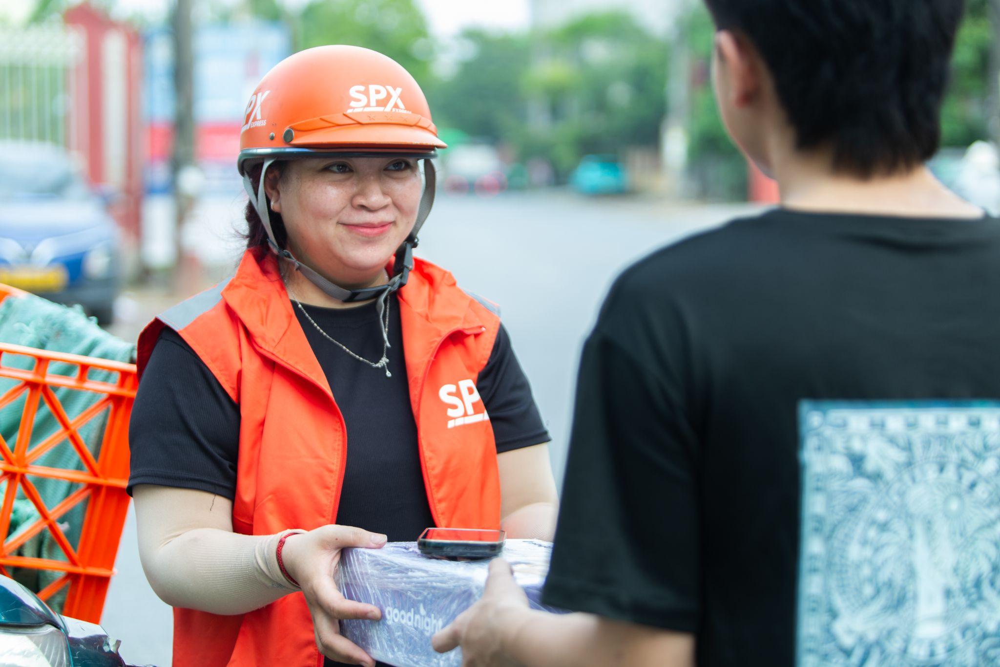 Nữ tài xế luôn lên kế hoạch rõ ràng cho mỗi chuyến giao để đơn hàng đến tay khách đúng hẹn.