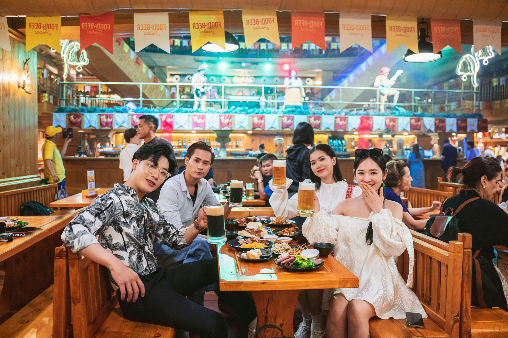 Không gian tiệc tối sôi động tại Beer Plaza kết hợp cùng các món ăn nóng hổi và hương vị bia thủ công Sun Kraftbeer độc bản.