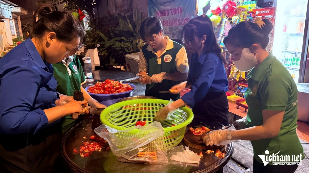 Các thành viên nhóm thiện nguyện Bếp Hoa Từ Tâm bắt đầu chế biến các suất ăn từ 2h&nbsp;